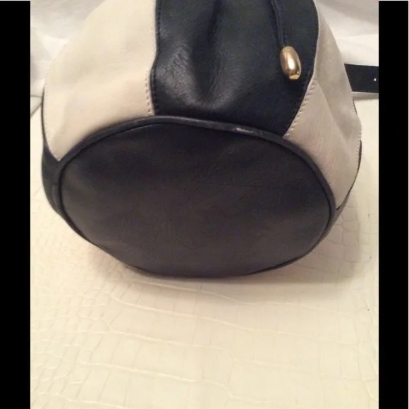 Celine Black and Cream Shoulder Bag - Picture 5 of 8